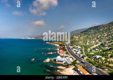 Ca Na Bay, Ninh Thuan Province, Vietnam - 13. Mai 2022: Die Küstenstraße in Ca Na Bay, Binh Thuan von oben gesehen. Dies gilt als eine wunderschöne Bucht Stockfoto