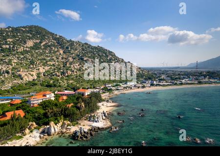 Ca Na Bay, Ninh Thuan Province, Vietnam - 13. Mai 2022: Die Küstenstraße in Ca Na Bay, Binh Thuan von oben gesehen. Dies gilt als eine wunderschöne Bucht Stockfoto