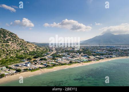 Ca Na Bay, Ninh Thuan Province, Vietnam - 13. Mai 2022: Die Küstenstraße in Ca Na Bay, Binh Thuan von oben gesehen. Dies gilt als eine wunderschöne Bucht Stockfoto