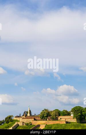 Weiße Wolken am blauen Himmel über der Festung Kalemegdan an einem schönen sonnigen Tag. Hintergrund. Belgrad, Serbien. Stockfoto