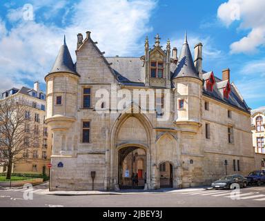 Paris, Frankreich - 18. April 2015. Mansion Hotel de Sens in Paris. Im Stil zwischen Spätgotik und Frührenaissance erbaut. Platz in Sky kopieren. Stockfoto