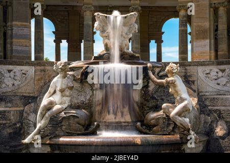 Hever, Vereinigtes Königreich - 18. Juni 2015: Brunnen in Hever Castle italienischen Garten. Schöpfung inspirierte den Trevi-Brunnen in Rom. Stockfoto