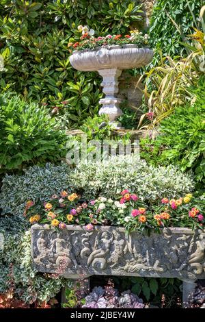 Hever, Vereinigtes Königreich - 18. Juni 2015: Steinschalen mit Blumen in den Hever Schlossgärten. Stockfoto