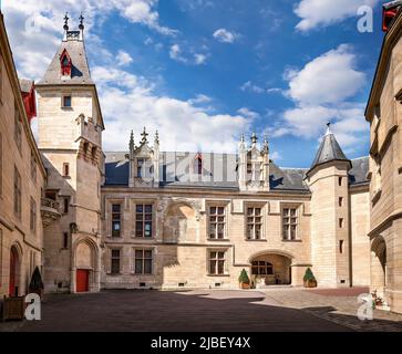 Paris, Frankreich - 18. April 2015. Geschlossener Hof des Herrenhauses Hotel de Sens in Paris. Im Stil zwischen Spätgotik und Frührenaissance erbaut. Kopie sp Stockfoto