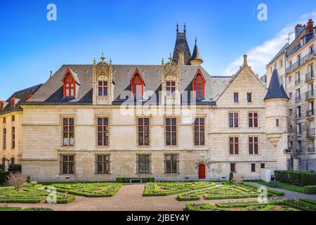 Paris, Frankreich, 18. April 2015. Mansion Hotel de Sens und seinen Garten in Paris am 18. April 2015 gesehen. Im Stil zwischen Spätgotik erbaut und Ohr Stockfoto