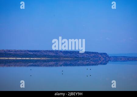 Der Magadi-See ist der südlichste See im Kenia Rift Valley und liegt in einem Einzugsgebiet von vulkanischen Felsen nördlich von Tansania Stockfoto