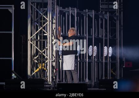 Reggio Emilia, Italien. 4.. Juni 2022. Der italienische Sänger Luciano Ligabue alias Ligabue tritt während seines Live-Aufens in der RCF Arena auf Stockfoto