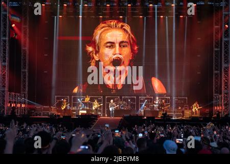 Reggio Emilia, Italien. 4.. Juni 2022. Der italienische Sänger Luciano Ligabue alias Ligabue tritt während seines Live-Aufens in der RCF Arena auf Stockfoto