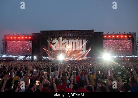 Reggio Emilia, Italien. 4.. Juni 2022. Der italienische Sänger Luciano Ligabue alias Ligabue tritt während seines Live-Aufens in der RCF Arena auf Stockfoto