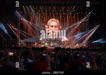 Reggio Emilia, Italien. 4.. Juni 2022. Der italienische Sänger Luciano Ligabue alias Ligabue tritt während seines Live-Aufens in der RCF Arena auf Stockfoto