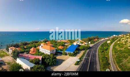 Ca Na Bay, Ninh Thuan Province, Vietnam - 13. Mai 2022: Die Küstenstraße in Ca Na Bay, Binh Thuan von oben gesehen. Dies gilt als eine wunderschöne Bucht Stockfoto