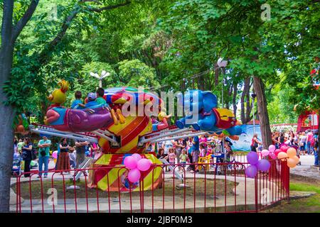 Vergnügungspark für Kinder mit Fahrgeschäften, Spielen, Aktivitäten und Snacks in einer spielplatzähnlichen Umgebung.Varna, Sea Garden, Bulgarien Stockfoto