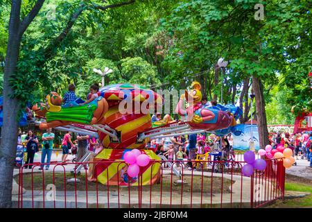 Vergnügungspark für Kinder mit Fahrgeschäften, Spielen, Aktivitäten und Snacks in einer spielplatzähnlichen Umgebung.Varna, Sea Garden, Bulgarien Stockfoto