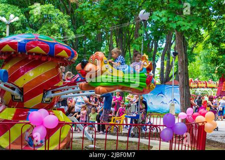 Vergnügungspark für Kinder mit Fahrgeschäften, Spielen, Aktivitäten und Snacks in einer spielplatzähnlichen Umgebung.Varna, Sea Garden, Bulgarien Stockfoto