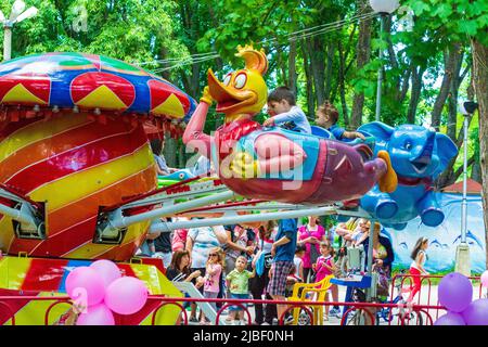 Vergnügungspark für Kinder mit Fahrgeschäften, Spielen, Aktivitäten und Snacks in einer spielplatzähnlichen Umgebung.Varna, Sea Garden, Bulgarien Stockfoto