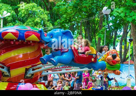 Vergnügungspark für Kinder mit Fahrgeschäften, Spielen, Aktivitäten und Snacks in einer spielplatzähnlichen Umgebung.Varna, Sea Garden, Bulgarien Stockfoto