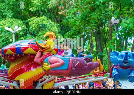 Vergnügungspark für Kinder mit Fahrgeschäften, Spielen, Aktivitäten und Snacks in einer spielplatzähnlichen Umgebung.Varna, Sea Garden, Bulgarien Stockfoto