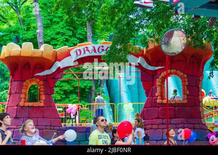 Vergnügungspark für Kinder mit Fahrgeschäften, Spielen, Aktivitäten und Snacks in einer spielplatzähnlichen Umgebung.Varna, Sea Garden, Bulgarien Stockfoto