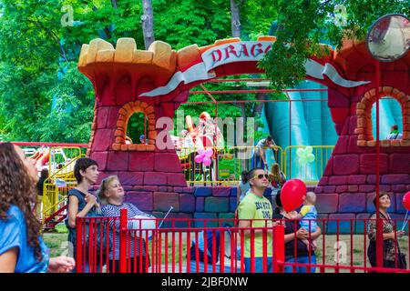 Vergnügungspark für Kinder mit Fahrgeschäften, Spielen, Aktivitäten und Snacks in einer spielplatzähnlichen Umgebung.Varna, Sea Garden, Bulgarien Stockfoto