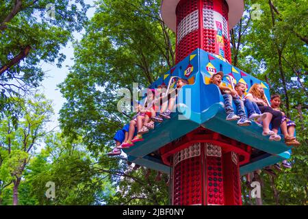 Vergnügungspark für Kinder mit Fahrgeschäften, Spielen, Aktivitäten und Snacks in einer spielplatzähnlichen Umgebung.Varna, Sea Garden, Bulgarien Stockfoto