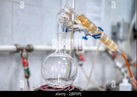 Kolben mit kochendem Alkohol bei der Destillation im Labor Stockfoto