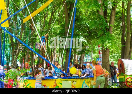 Vergnügungspark für Kinder mit Fahrgeschäften, Spielen, Aktivitäten und Snacks in einer spielplatzähnlichen Umgebung.Varna, Sea Garden, Bulgarien Stockfoto