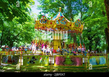Vergnügungspark für Kinder mit Fahrgeschäften, Spielen, Aktivitäten und Snacks in einer spielplatzähnlichen Umgebung.Varna, Sea Garden, Bulgarien Stockfoto