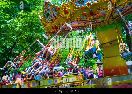 Vergnügungspark für Kinder mit Fahrgeschäften, Spielen, Aktivitäten und Snacks in einer spielplatzähnlichen Umgebung.Varna, Sea Garden, Bulgarien Stockfoto