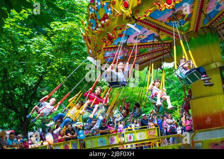 Vergnügungspark für Kinder mit Fahrgeschäften, Spielen, Aktivitäten und Snacks in einer spielplatzähnlichen Umgebung.Varna, Sea Garden, Bulgarien Stockfoto