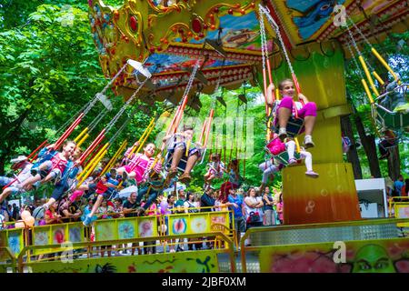 Vergnügungspark für Kinder mit Fahrgeschäften, Spielen, Aktivitäten und Snacks in einer spielplatzähnlichen Umgebung.Varna, Sea Garden, Bulgarien Stockfoto