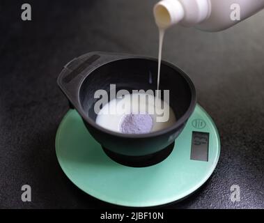 Frau bereitet Haarfärbemittel, Draufsicht. Hochwertige Fotos Stockfoto