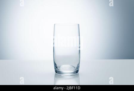 Sauberes Glas auf weißem Tisch leeren Stockfoto