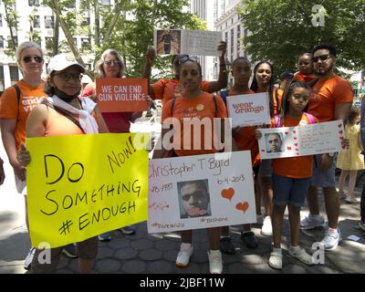 Mütter fordern Aktion für Gun Sense March am 4. Juni 2022. Hunderte von Demonstranten marschierten vom Foley Square in Lower Manhattan zum Cadman Plaza gegenüber Stockfoto