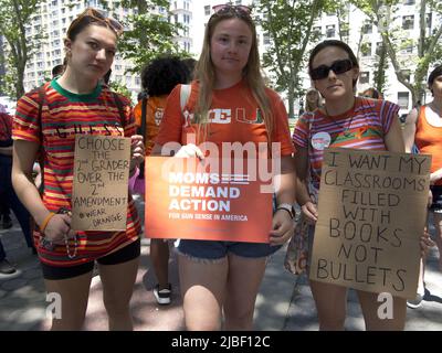 Mütter fordern Aktion für Gun Sense March am 4. Juni 2022. Hunderte von Demonstranten marschierten vom Foley Square in Lower Manhattan zum Cadman Plaza gegenüber Stockfoto