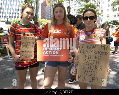 Mütter fordern Aktion für Gun Sense March am 4. Juni 2022. Hunderte von Demonstranten marschierten vom Foley Square in Lower Manhattan zum Cadman Plaza gegenüber Stockfoto