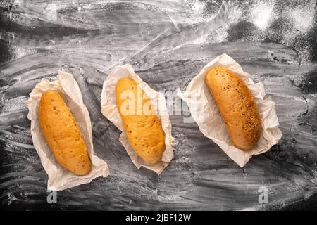 Auswahl an köstlichem frisch gebackenem Brot auf schwarzem Beton-Hintergrund mit Mehl Draufsicht Copy Space, Banner Stockfoto