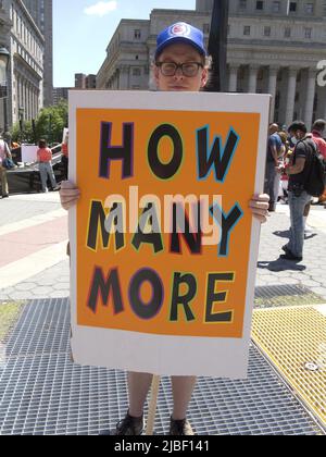 Mütter fordern Aktion für Gun Sense March am 4. Juni 2022. Hunderte von Demonstranten marschierten vom Foley Square in Lower Manhattan zum Cadman Plaza gegenüber Stockfoto