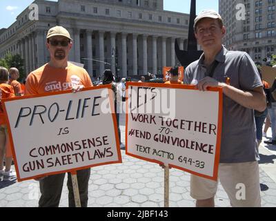 Mütter fordern Aktion für Gun Sense March am 4. Juni 2022. Hunderte von Demonstranten marschierten vom Foley Square in Lower Manhattan zum Cadman Plaza gegenüber Stockfoto