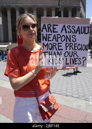 Mütter fordern Aktion für Gun Sense March am 4. Juni 2022. Hunderte von Demonstranten marschierten vom Foley Square in Lower Manhattan zum Cadman Plaza gegenüber Stockfoto