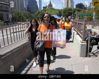 Mütter fordern Aktion für Gun Sense March am 4. Juni 2022. Hunderte von Demonstranten marschierten vom Foley Square in Lower Manhattan zum Cadman Plaza gegenüber. Stockfoto