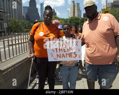 Mütter fordern Aktion für Gun Sense March am 4. Juni 2022. Hunderte von Demonstranten marschierten vom Foley Square in Lower Manhattan zum Cadman Plaza gegenüber Stockfoto