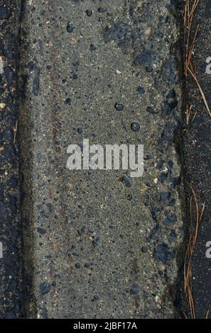 Zerbrochener Betonrand in der Nähe der Fahrbahn Foto Nahaufnahme in der Stadt Stockfoto