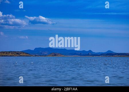 Der Magadi-See ist der südlichste See im Kenia Rift Valley und liegt in einem Einzugsgebiet von vulkanischen Felsen nördlich von Tansania Stockfoto