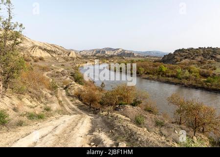 Schotterstraße in der Nähe des Flusses alazani in einem abgelegenen Vashlovani-Nationalpark, georgia Stockfoto