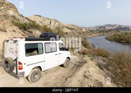 Tourist-Geländewagen auf einer Schotterstraße in der Nähe des Flusses Alazani in einer abgelegenen Ecke des Vashlovani-Nationalparks, Georgia Stockfoto