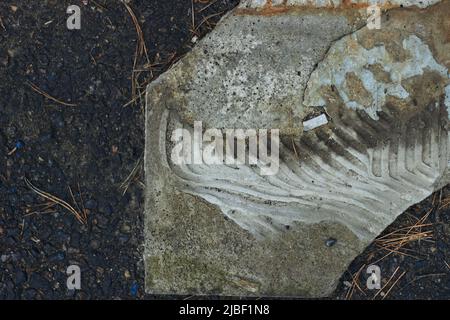 Betonstein in der Nähe der Straße Foto Nahaufnahme in der Stadt Stockfoto