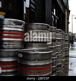 Dublin, Irland - Mai 17. 2022: Aluminium-Bierkegs der Guinness Brewery vor einem Pub in Dublin gestapelt Stockfoto