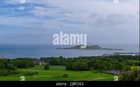 Irlands Eye Island von Howth aus gesehen, mit Howth Castle in der Mitte Stockfoto