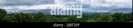 Breites landschaftliches Panorama der Magnetron Mountain Group im Killarney National Park mit den Bergspitzen in den Wolken Stockfoto