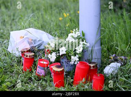 Garmisch Partenkirchen, Deutschland. 06.. Juni 2022. Blumen und Kerzen liegen in der Nähe der Unfallstelle. Drei Tage nach dem Zugunfall in Garmisch-Partenkirchen gehen die Sanierungsarbeiten voran. Quelle: Angelika Warmuth/dpa/Alamy Live News Stockfoto